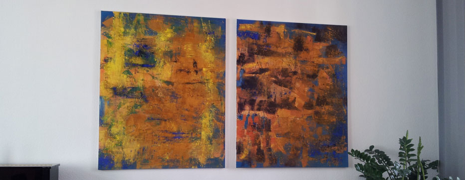 Zwei Gemälde im Ambiente einer Wohnung